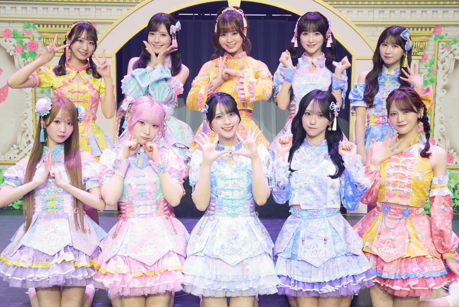 花に囲まれたセットで、パステルカラーのドレスを着た＝LOVEの10人