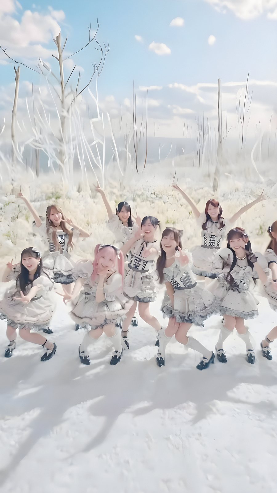 雪景色の中、白い衣装で踊る10人